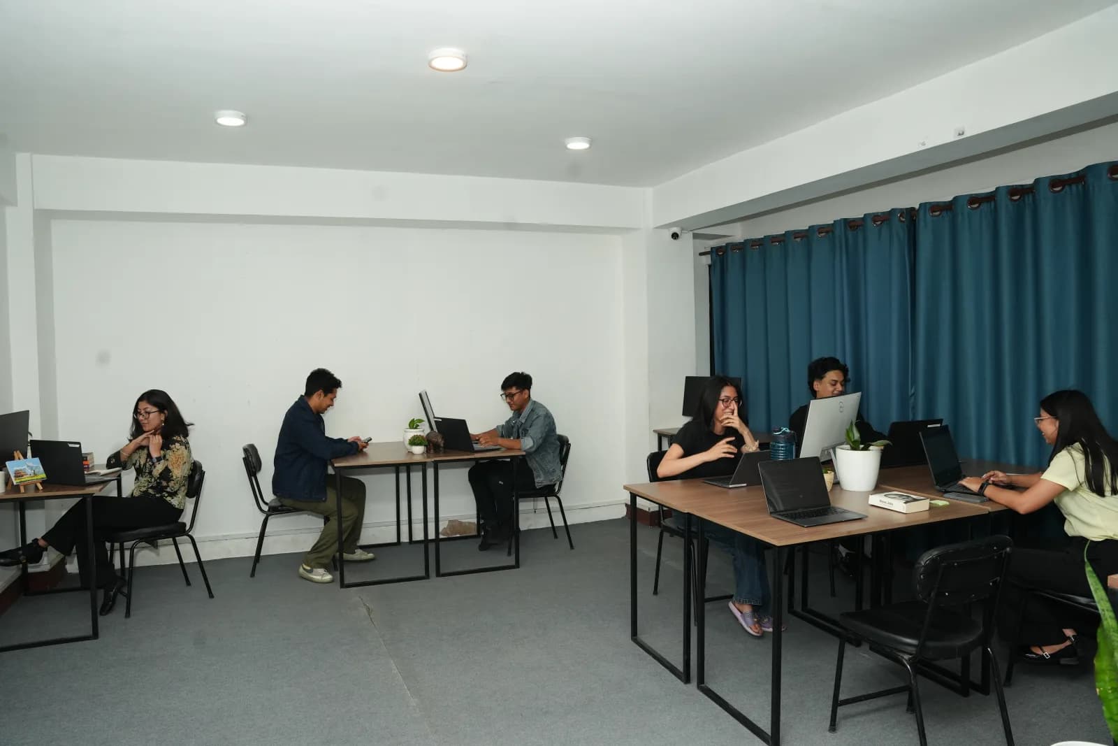 Open coworking space at Globalyhub Cowork