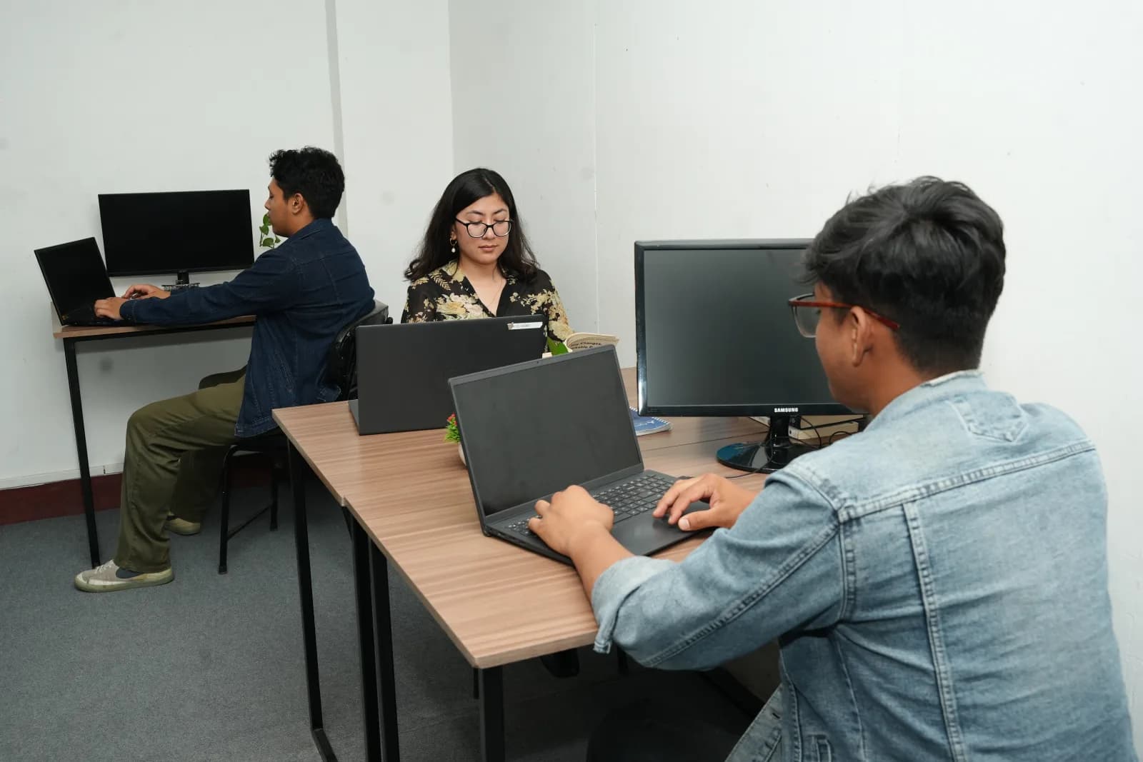 Freelancers working at desks at Globalyhub Cowork